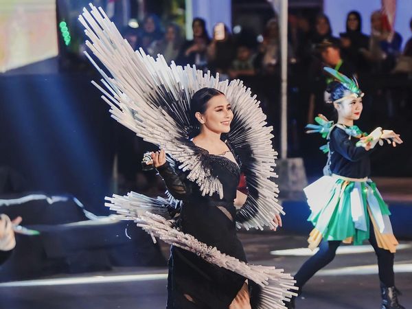 8 Foto Adu Gaya Prilly Latuconsina dan Yuki Kato Pakai Gaun Dramatis di JFC