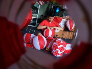 Wow, Produksi Lampion Merah Putih di Solo Meroket 400 Persen