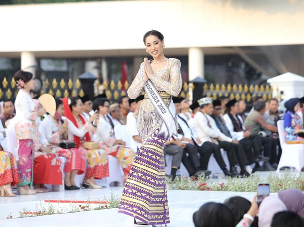 Foto: Puteri Indonesia Terakhir di Miss Universe Anggun Berkebaya di Istana