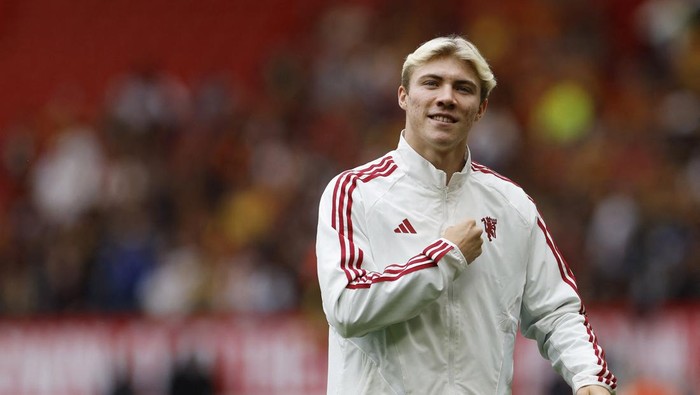 Soccer Football - Pre Season Friendly - Manchester United v RC Lens - Old Trafford, Manchester, Britain - August 5, 2023  Manchester Uniteds Rasmus Hojlund during the warm up before the match Action Images via Reuters/Jason Cairnduff
