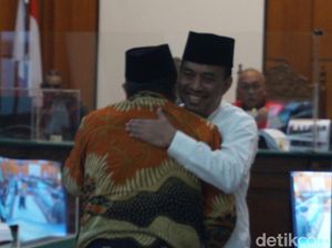 Pertemuan Samanhudi dan Santoso di Sidang Berakhir dengan Pelukan Hangat Pertemuan Samanhudi dan Santoso di Sidang Berakhir dengan Pelukan Hangat