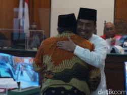 Senyum Samanhudi Saat Peluk Walkot Santoso di Sidang Perampokan Rumdin