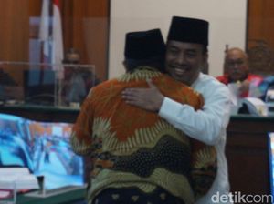 Momen Walkot Blitar Peluk Eks Walkot Samanhudi Perampok Rumahnya di Sidang Momen Walkot Blitar Peluk Eks Walkot Samanhudi Perampok Rumahnya di Sidang