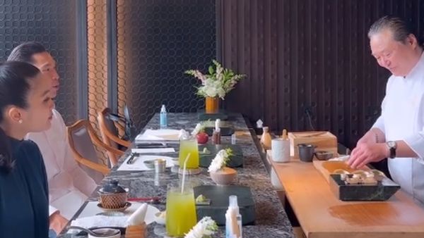 Romantisnya Sandra Dewi Saat Ngopi dan Nikmati Omakase Bareng Suami