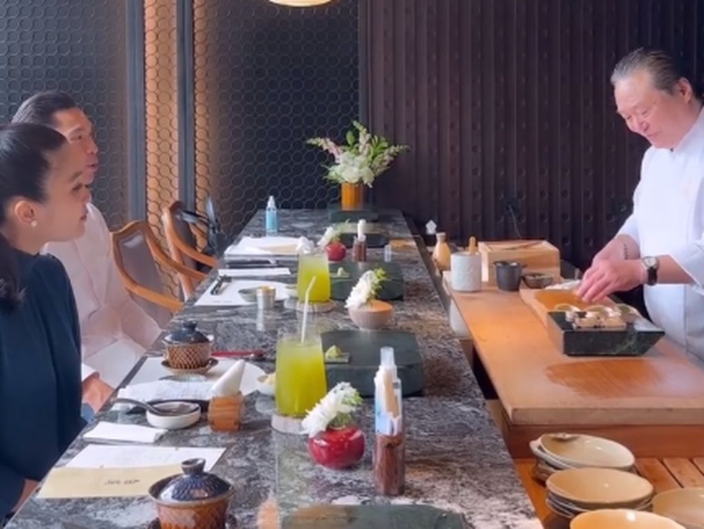 Romantisnya Sandra Dewi Saat Ngopi dan Nikmati Omakase Bareng Suami Romantisnya Sandra Dewi Saat Ngopi dan Nikmati Omakase Bareng Suami