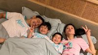 Ultah ke-40, Sandra Dewi Perlihatkan Pose Tidur dengan Suami dan Anak