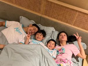 Ultah ke-40, Sandra Dewi Perlihatkan Pose Tidur dengan Suami dan Anak