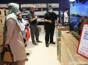 Warga Mulai Berburu Diskon di Transmart Full Day Sale Hari Ini! Warga Mulai Berburu Diskon di Transmart Full Day Sale Hari Ini!