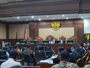 Geramnya Hakim Pengadil Johnny Plate: Habisin Uang Negara Aja Kalian Itu! Geramnya Hakim Pengadil Johnny Plate: Habisin Uang Negara Aja Kalian Itu!