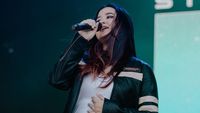 Potret Titi DJ Nonton Stephanie Putri Sambil Dasteran