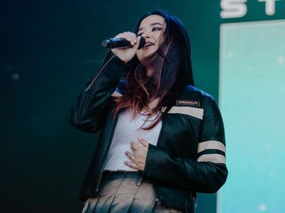 Potret Titi DJ Nonton Stephanie Putri Sambil Dasteran
