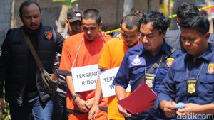 Potret Pelaku Waliyin dan Ridduan Jalani Rekonstruksi Mutilasi Redho