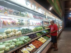 Transmart Full Day Sale! Warga Makassar Incar Daging Segar hingga Sayur Murah