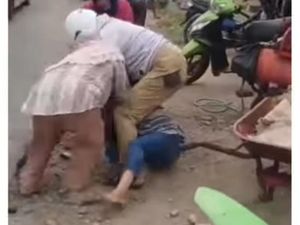 Heboh 3 Wanita di Kampar Berkelahi, Diduga Buntut Kepergok Selingkuh Heboh 3 Wanita di Kampar Berkelahi, Diduga Buntut Kepergok Selingkuh