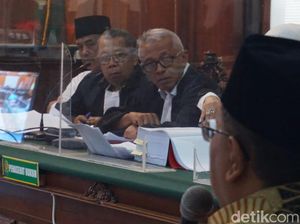 Tatapan Tajam Samanhudi ke Santoso yang Jadi Saksi Sidang Perampokan Rumdin Tatapan Tajam Samanhudi ke Santoso yang Jadi Saksi Sidang Perampokan Rumdin