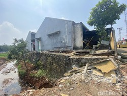 Tembok Rumah Warga di Depok Ambrol, Diduga gegara Proyek Pelebaran Sungai