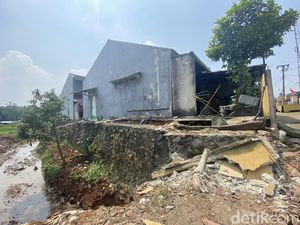Tembok Rumah Warga di Depok Ambrol, Diduga gegara Proyek Pelebaran Sungai Tembok Rumah Warga di Depok Ambrol, Diduga gegara Proyek Pelebaran Sungai