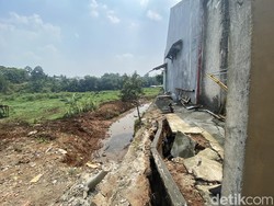 Rumah Warga di Pondok Petir Ambrol, PUPR Depok: Di Pinggir Sungai Melanggar