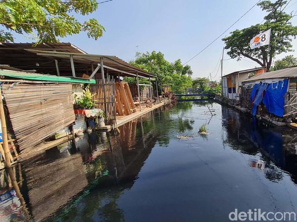 Tercemar Limbah, Kali Cilemahabang Bekasi Hitam Pekat