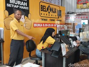 Kasir Toko di Malang Tak Mempan Digendam WNA gegara Tak Bisa Bahasa Inggris Kasir Toko di Malang Tak Mempan Digendam WNA gegara Tak Bisa Bahasa Inggris
