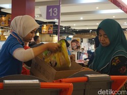 Saat Warga Surabaya Kulakan di Transmart Full Day Sale Transmart Rungkut