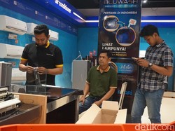 Ayah dan Anak Kompak Berburu Diskon Smart TV di Transmart Rungkut