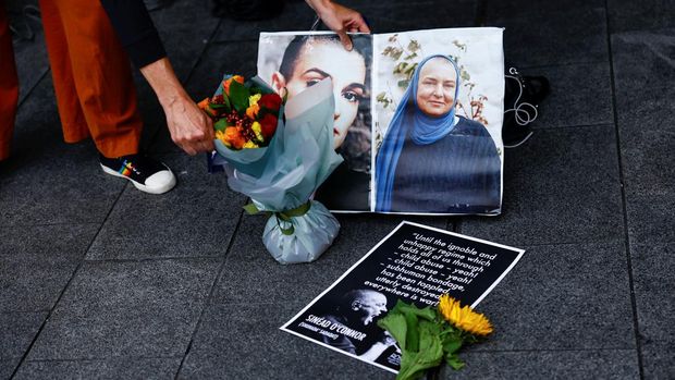 Tribut Sinead O'Connor di Irlandia Photographs and flowers are placed as fans gather to pay tribute to late Irish singer Sinead O'Connor, following her recent death, in Dublin, Ireland, July 30, 2023. REUTERS/Clodagh Kilcoyne NO RESALES. NO ARCHIVES