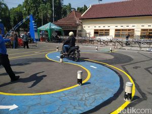 Ujian Praktik SIM Lintasan S Disambut Antusias Pemohon Kota Kediri