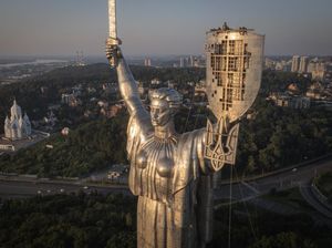 Ukraina Ganti Palu dan Arit Soviet dengan Trisula di Monumen Tanah Air Ukraina Ganti Palu dan Arit Soviet dengan Trisula di Monumen Tanah Air