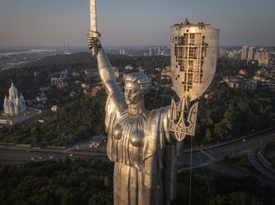 Ukraina Ganti Palu dan Arit Soviet dengan Trisula di Monumen Tanah Air