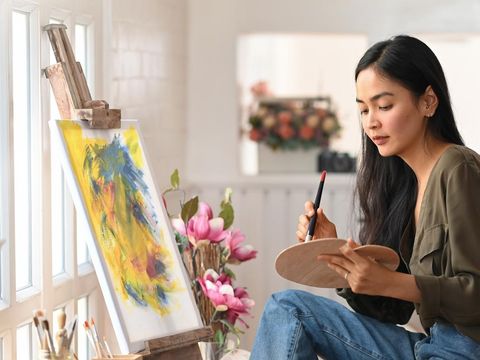 Ilustrasi wanita melukis