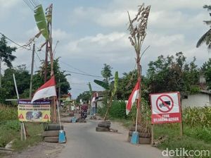 Tancapkan Merah Putih, Warga Blitar Belum Merdeka dari Jalan Berlubang Tancapkan Merah Putih, Warga Blitar Belum Merdeka dari Jalan Berlubang