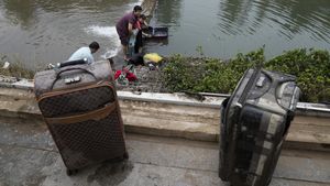 Warga China Ramai-ramai Cuci Koper Usai Terendam Banjir