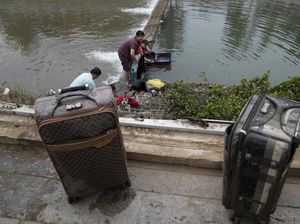 Warga China Ramai-ramai Cuci Koper Usai Terendam Banjir