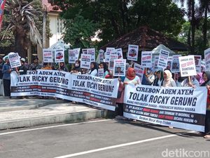 Massa di Cirebon Demo Desak Rocky Gerung Ditangkap