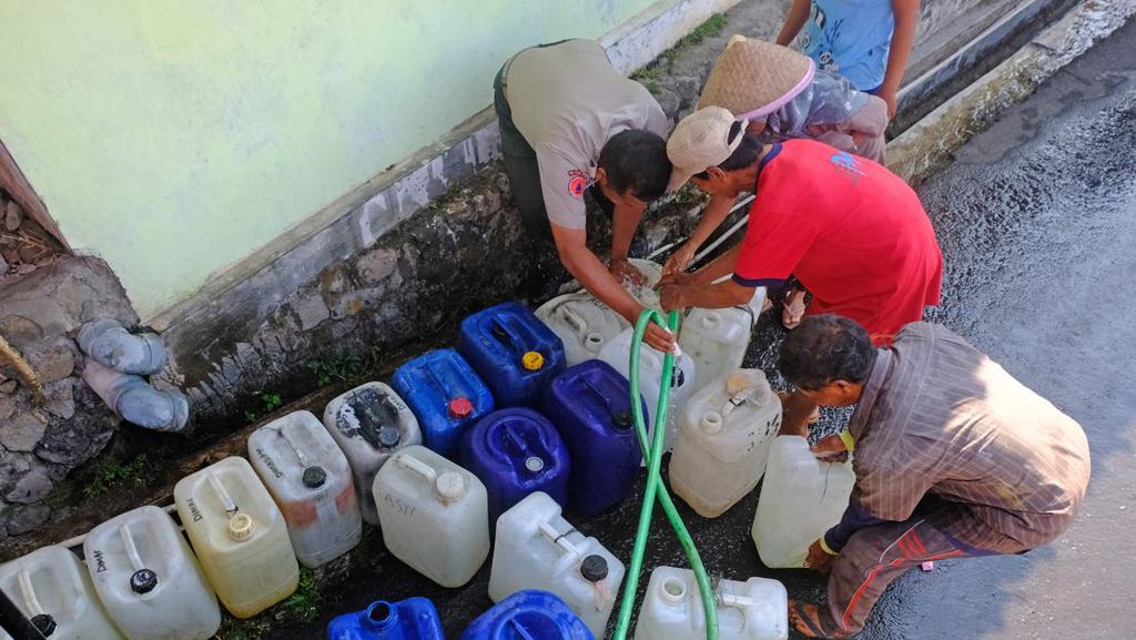 Warga Lereng Gunung Sumbing Antre Air Bersih, El Nino Kian Nyata Warga Lereng Gunung Sumbing Antre Air Bersih, El Nino Kian Nyata