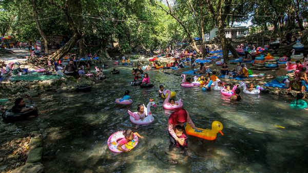 Ademnya Berenang di Pemandian Alam Grogolan Bojonegoro
