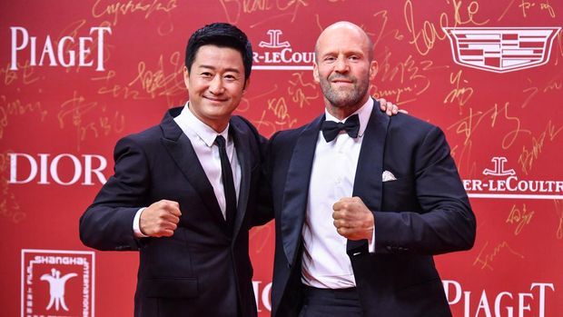 Chinese actor Wu Jing (L) and British actor Jason Statham arrive on the red carpet during the opening ceremony of the 25th Shanghai International Film Festival in Shanghai on June 9, 2023. (Photo by AFP) / China OUT