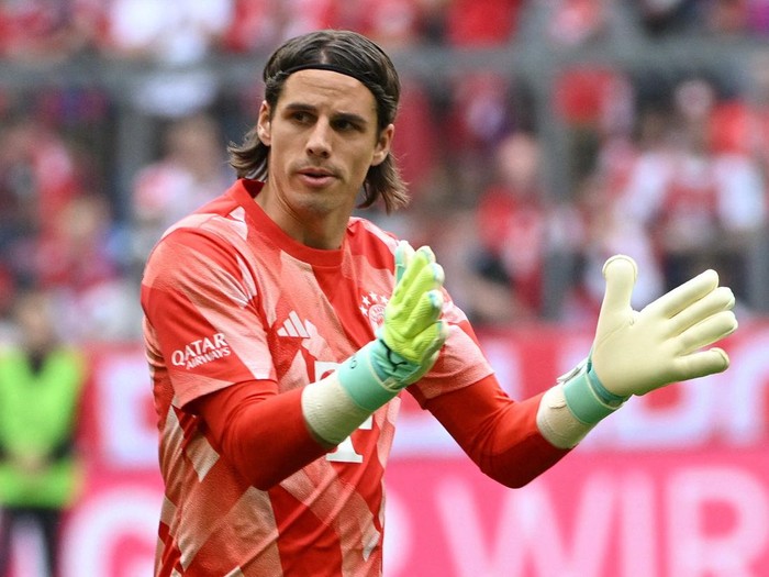 FILE PHOTO: Soccer Football - Bundesliga - Bayern Munich v RB Leipzig - Allianz Arena, Munich, Germany - May 20, 2023 Bayern Munich's Yann Sommer during the warm up before the match REUTERS/Angelika Warmuth DFL REGULATIONS PROHIBIT ANY USE OF PHOTOGRAPHS AS IMAGE SEQUENCES AND/OR QUASI-VIDEO./File Photo