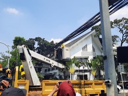 Ada Penertiban Kabel Udara di Menteng Jakpus, Lalin Sempat Macet