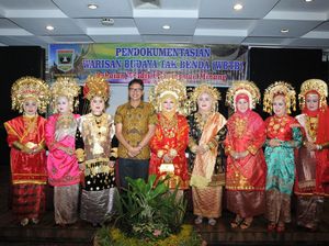 Pakaian Adat Sumatera Barat: Keunikan dan Maknanya Pakaian Adat Sumatera Barat: Keunikan dan Maknanya