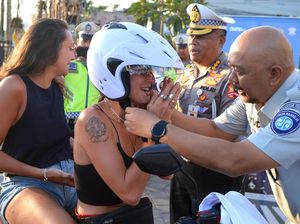 Agar Tak Celaka, Turis Ini Peringatkan Pilih Alas Kaki Saat Naik Motor di Bali
