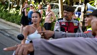 Berkendara Tanpa Helm, Bule-bule Ini Dihentikan Petugas