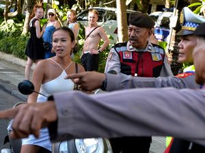 Berkendara Tanpa Helm, Bule-bule Ini Dihentikan Petugas