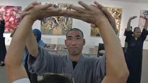 Potret Latihan Pernapasan Ala Shaolin Bareng Biksu dan Master Kungfu