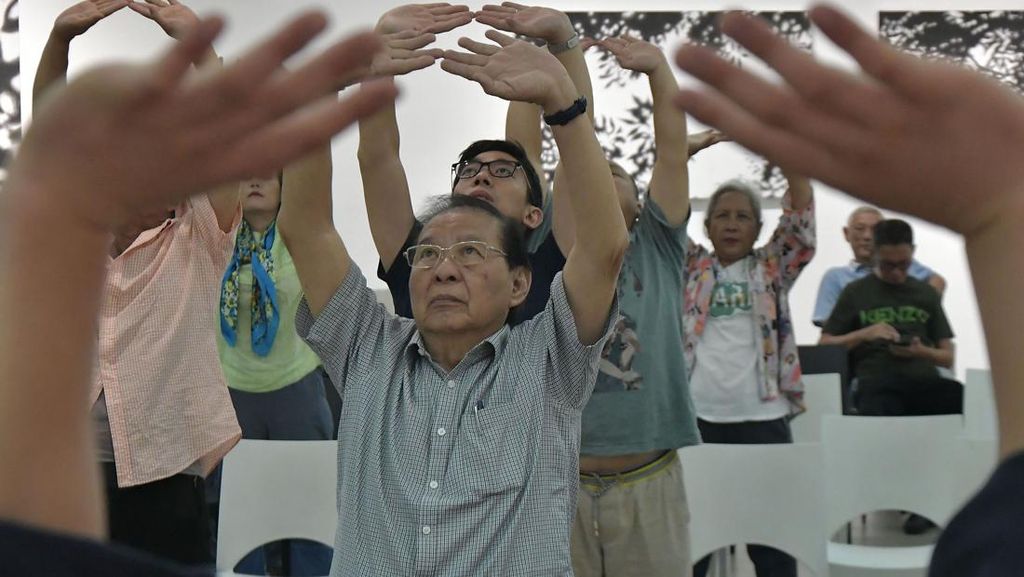 Berlatih Pernapasan Shaolin Bersama 7 Biksu Master Kungfu Berlatih Pernapasan Shaolin Bersama 7 Biksu Master Kungfu