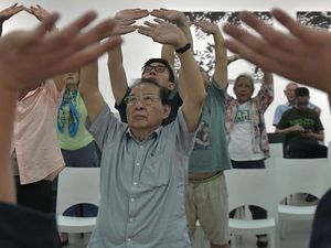 Berlatih Pernapasan Shaolin Bersama 7 Biksu Master Kungfu Berlatih Pernapasan Shaolin Bersama 7 Biksu Master Kungfu