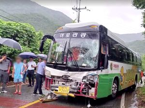 Bus Pembawa Anggota Jambore Dunia Kecelakaan