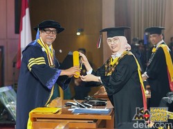 Lulus di Usia 68 Tahun, Deddy Mizwar Jadi Wisudawan Paling Senior di Unpad
