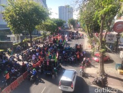 Pendemo Berhenti dan Bikin Macet Surabaya, Pengguna Jalan Perang Klakson